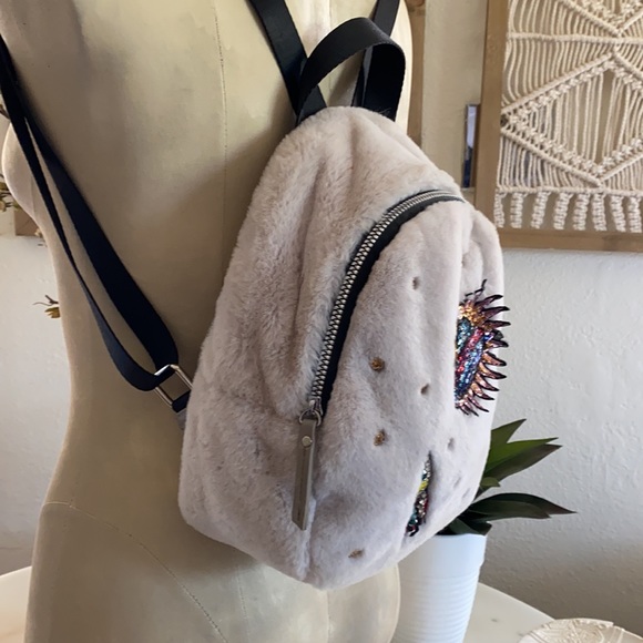 ❤️ Hannah Banana Furry Rocket Crystal Backpack - Picture 8 of 8